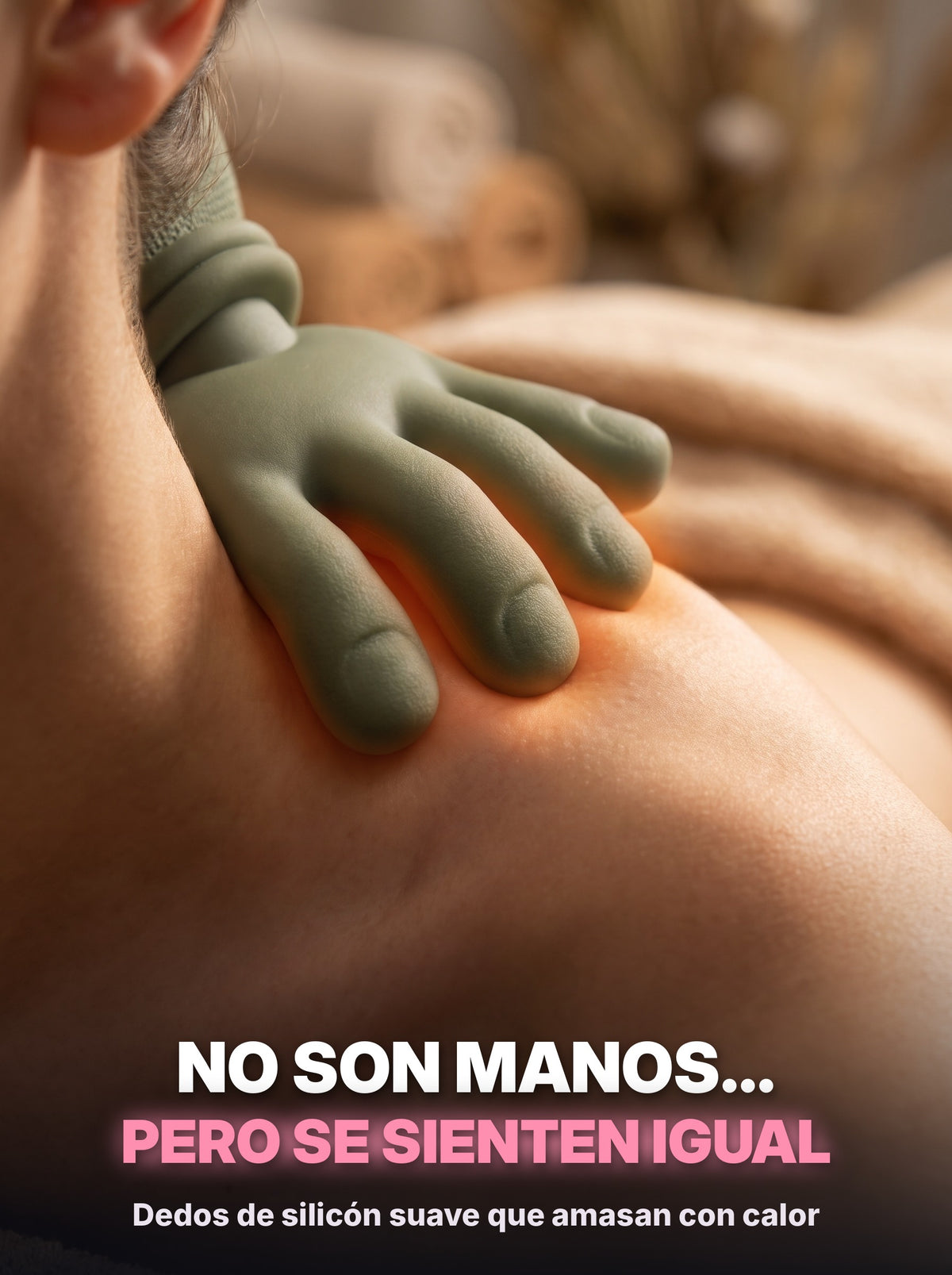 Dedos de silicón del masajeador amasando el hombro
